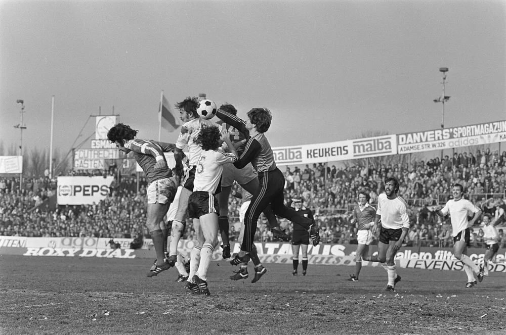 Voetbal FC Utrecht tegen Feyenoord 2-0, met zn allen springen om de bal voor doel van Feyenoord. Foto: Marcel Antonisse / Anefo, Nationaal Archief (CC0).