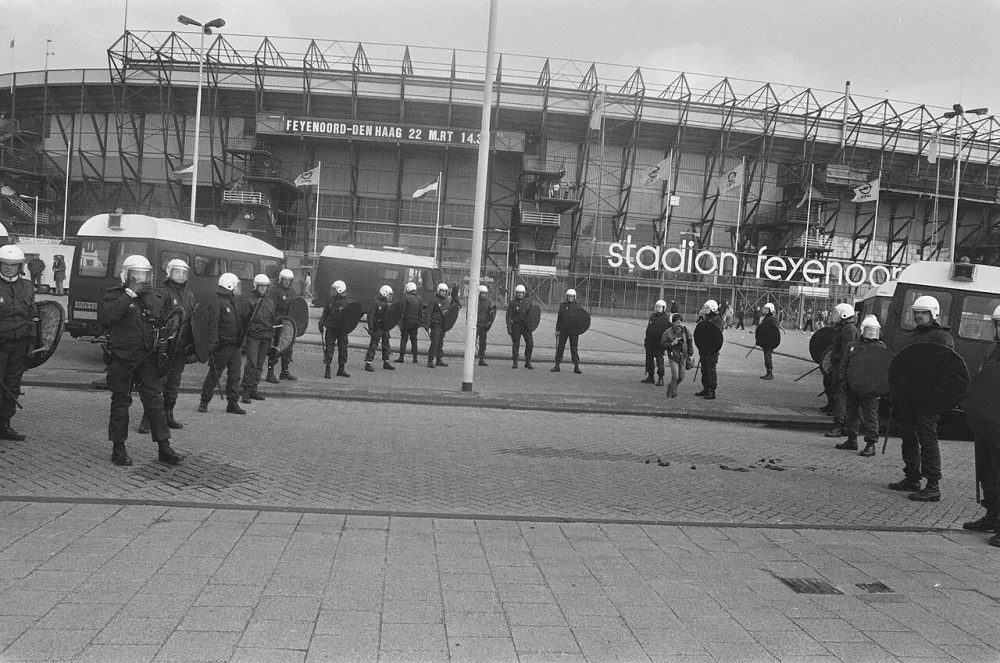 Feyenoord tegen FC Den Haag ; ME-ers wachten op de aankomst van de supporters. Foto: Rob Bogaerts / Anefo, Nationaal Archief (CC0).