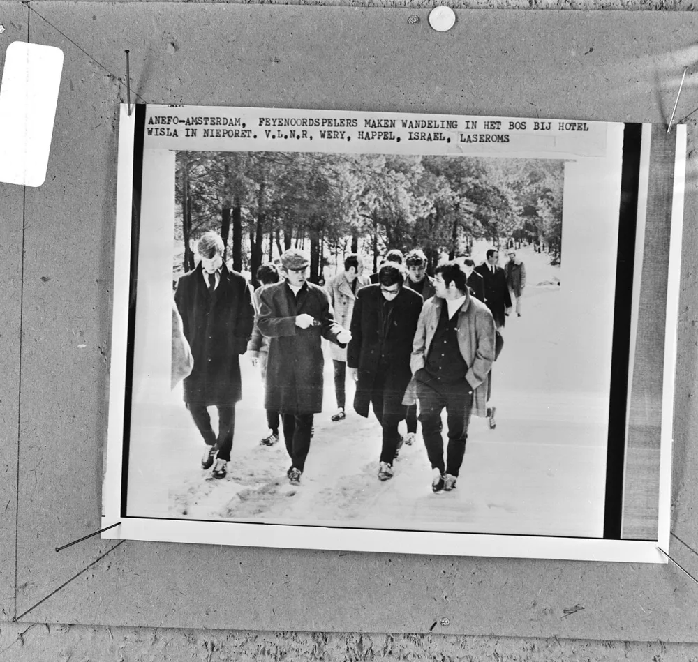 Feyenoord-elftal in Warschau (Polen). Spelers wandelen in besneeuwde bossen. Foto: Joost Evers / Anefo, Nationaal Archief (CC0).