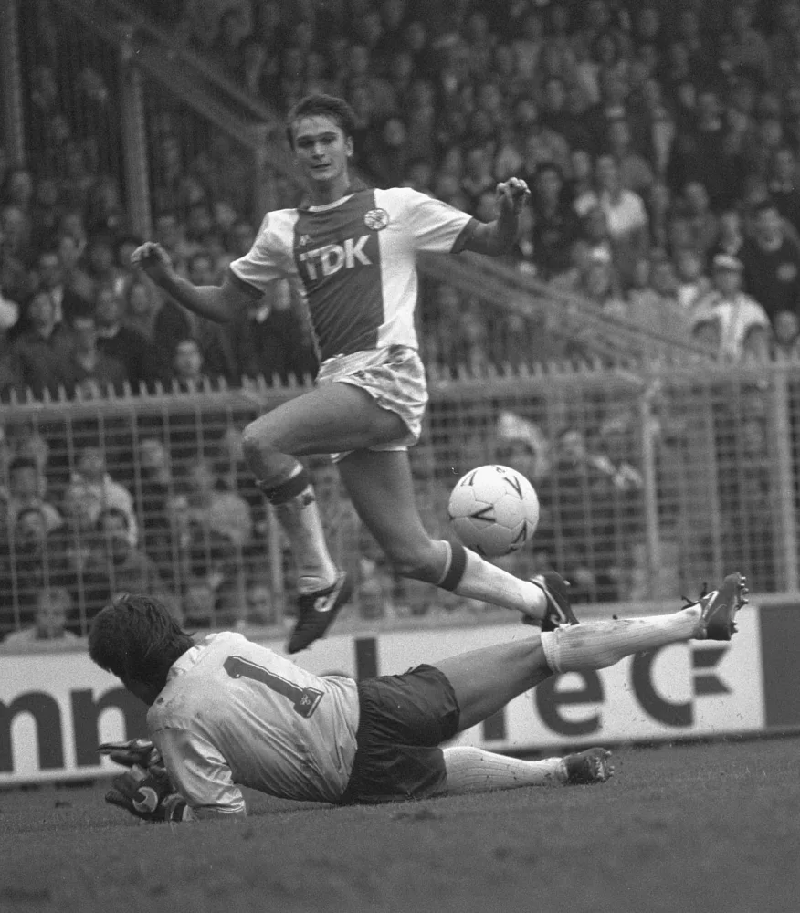 Ajax tegen Feyenoord; John Bosman in duel met keeper. Foto: Bart Molendijk / Anefo, Nationaal Archief (CC0).