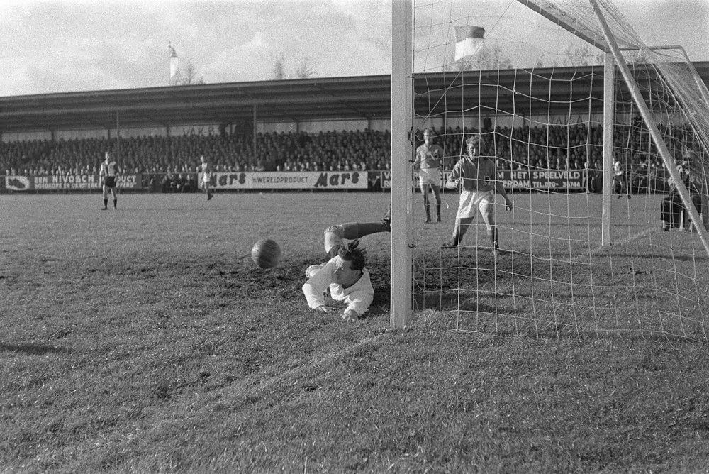 Volendam tegen Feyenoord 1-1, Keizer (Volendam) voorkomt doelpunt. Foto: Harry Pot / Anefo, Nationaal Archief (CC0).