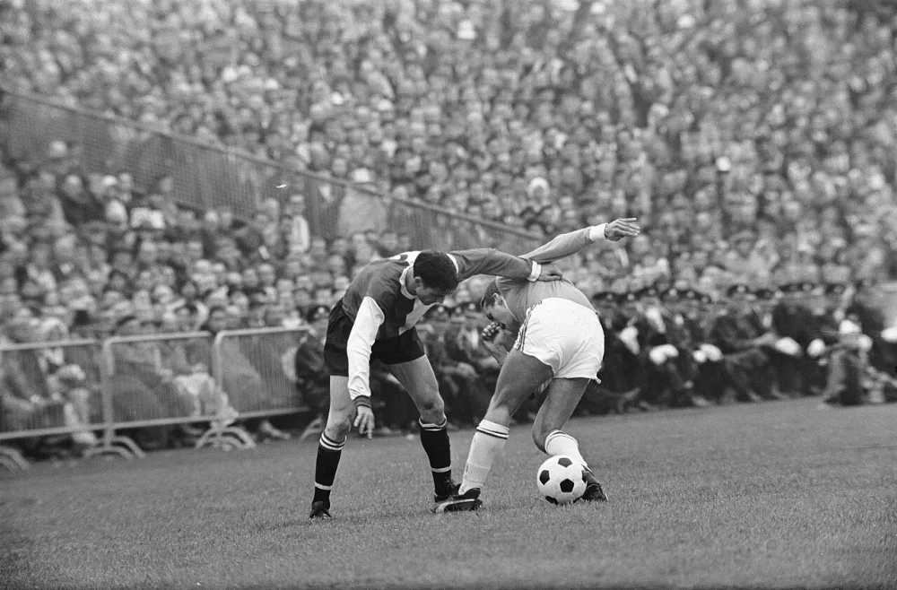 Twente tegen Feijenoord 0-1. Feijenoord kampioen van Nederland in Eredivisie, Spelmoment met Ove Kindvall. Foto: Eric Koch / Anefo, Nationaal Archief (CC0).