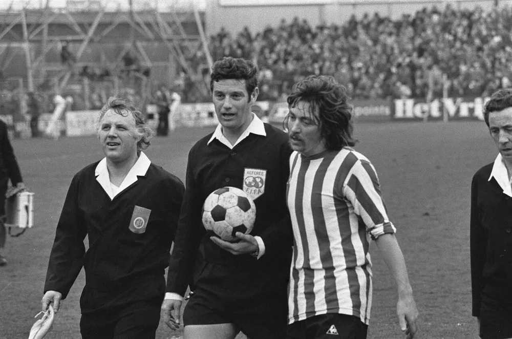Sparta tegen Feyenoord, Nol Heijerman en scheidsrechter Corver, daarnaast grensrechter ?. Foto: fotograaf onbekend / Anefo, Nationaal Archief (CC0).