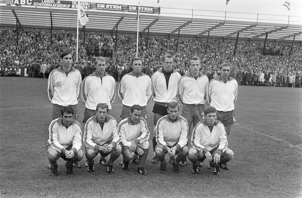 NAC tegen Feyenoord 0-4, nr. 4,5 elftal NAC nr. 6,7 trainer NAC Leo Canjels (kop). Foto: Joost Evers / Anefo, Nationaal Archief (CC0).