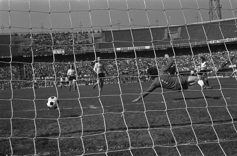 Feyenoord tegen Roda JC 8-0, Kristensen (rechts) scoort. Foto: Rob Mieremet / Anefo, Nationaal Archief (CC0).