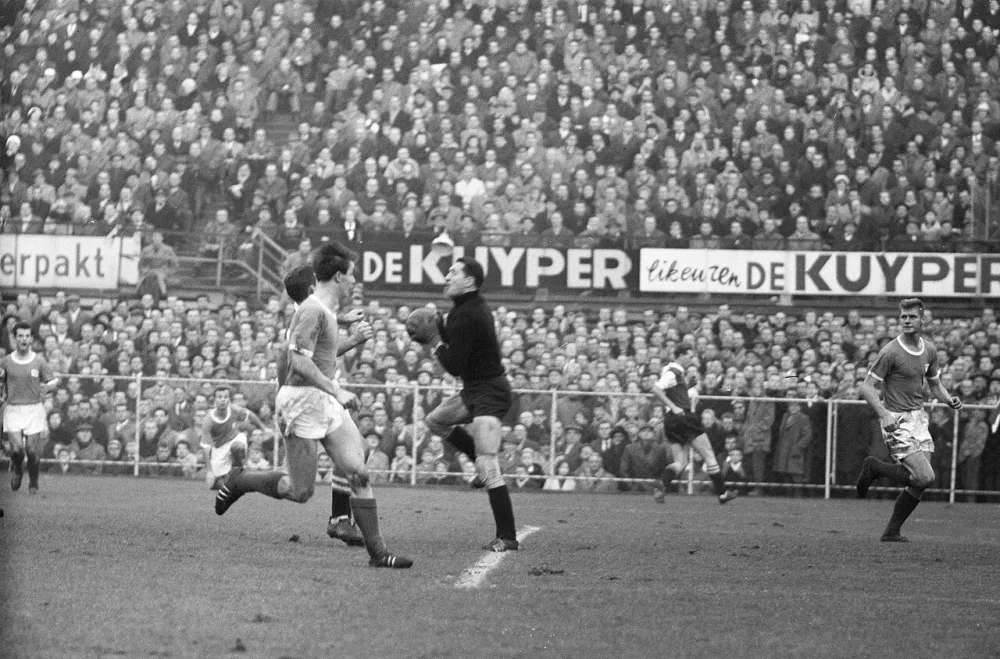Feyenoord tegen Fortuna 54 1-1. Spelmoment. Foto: fotograaf onbekend / Anefo, Nationaal Archief (CC0).