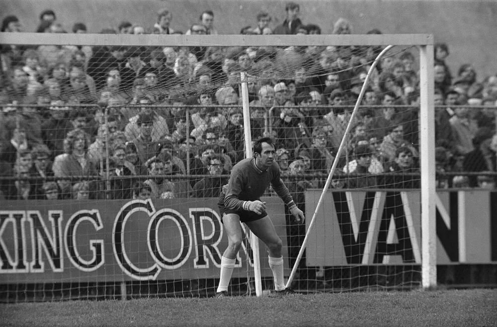 DOS keeper Henk Verrips in actie. Foto: fotograaf onbekend / Anefo, Nationaal Archief (CC0).
