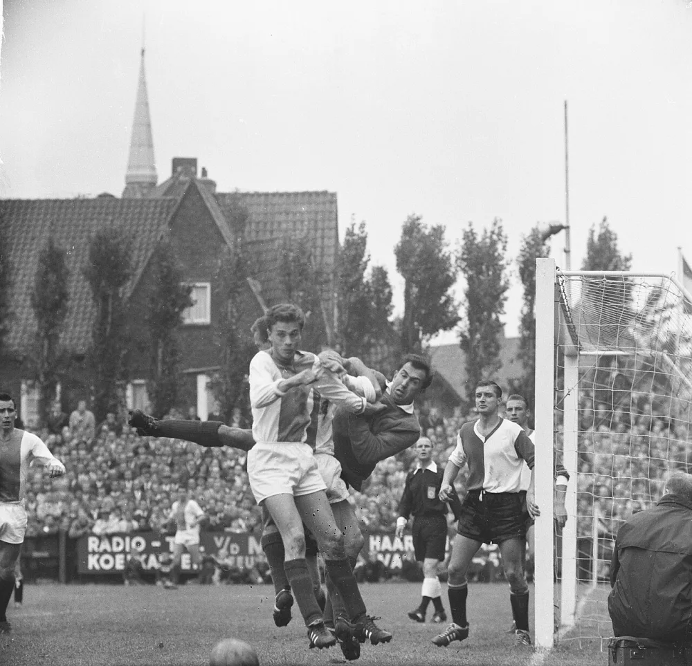 Volewijckers tegen Feyenoord 1-4, Soutekouw valt doelverdediger Graafland aan. Foto: Jac. de Nijs / Anefo, Nationaal Archief (CC0).