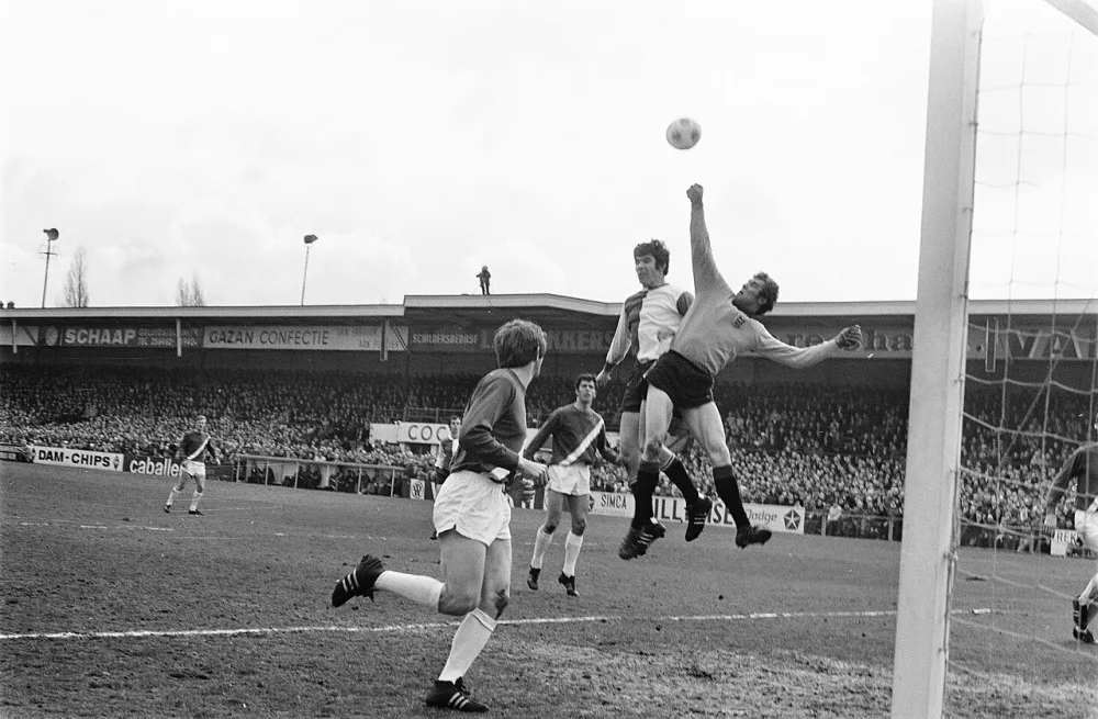 Sparta tegen Feyenoord 0-0. Sparta-keeper Van Beveren en Van Hanegem hoog opspringend. Foto: Bert Verhoeff / Anefo, Nationaal Archief (CC0).