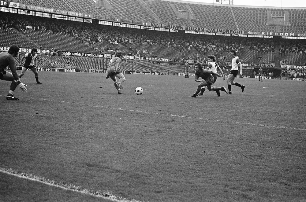 Feyenoord tegen FC Amsterdam 7-2, Kristensen scoort, en Flinkevleugel en Schoenmaker. Foto: fotograaf onbekend / Anefo, Nationaal Archief (CC0).