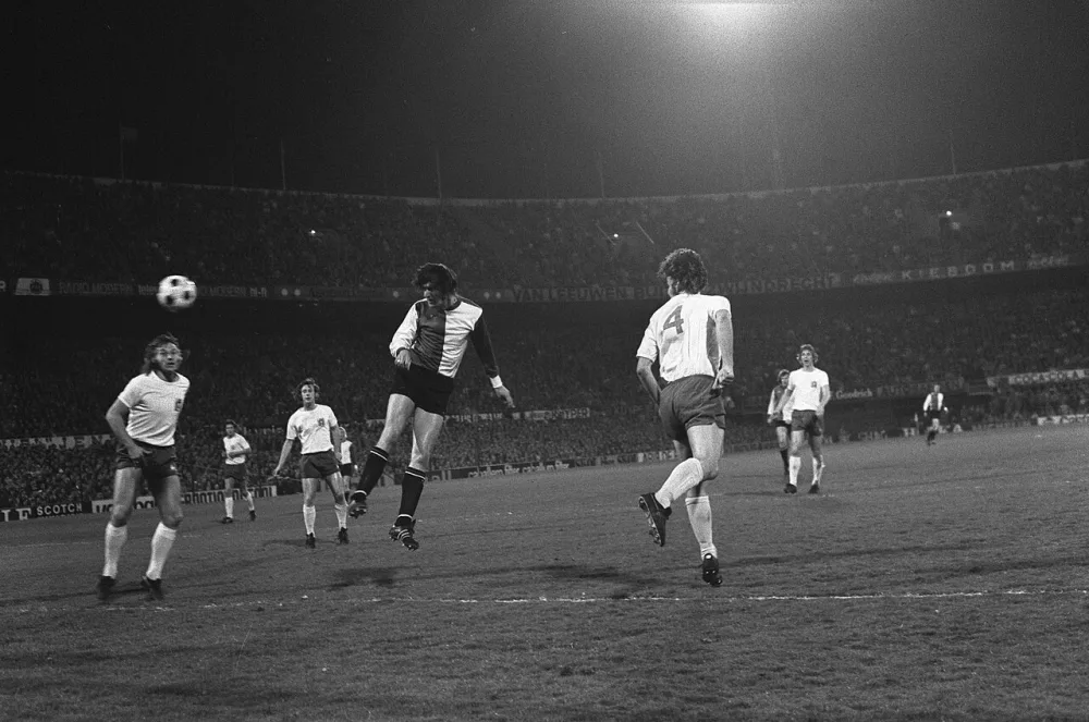 Feyenoord tegen FC Amsterdam 5-0; Lex Schoenmaker scoort tweede doelpunt. Foto: Rob Mieremet / Anefo, Nationaal Archief (CC0).