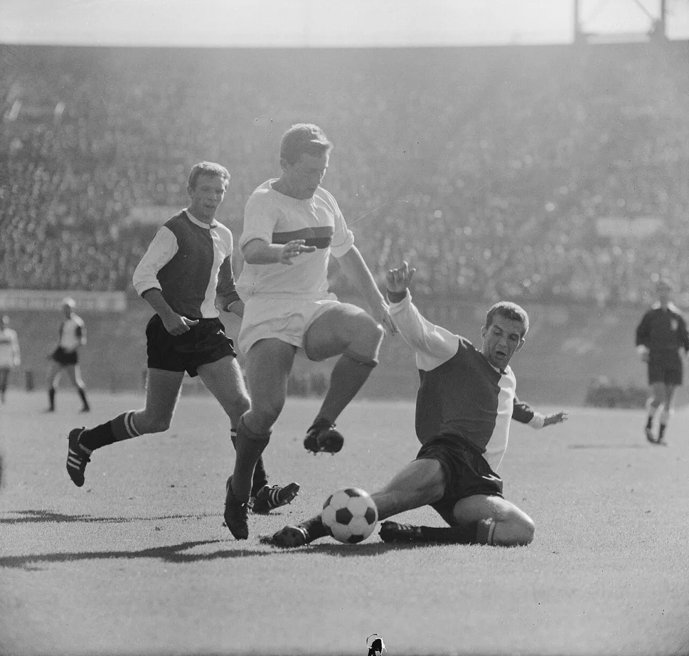 DWS tegen Feyenoord 2-1, links Kraay midden Geurtsen en rechts Haak (Feyenoord). Foto: Jac. de Nijs / Anefo, Nationaal Archief (CC0).