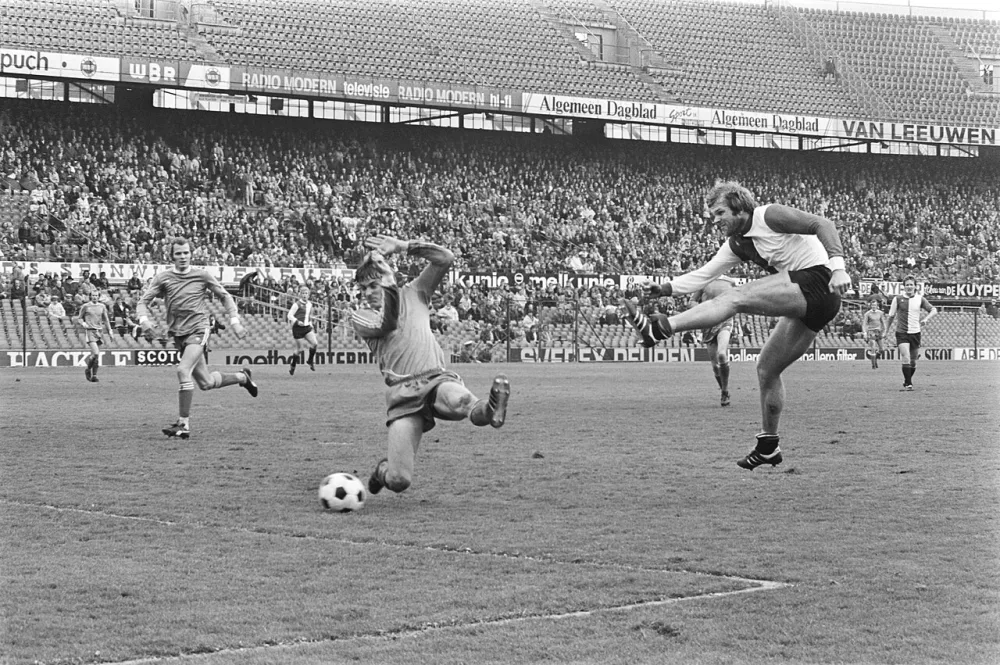 Theo de Jong scoort vlak voor rust Feyenoords tweede doelpunt. Foto: Bert Verhoeff / Anefo, Nationaal Archief (CC0).