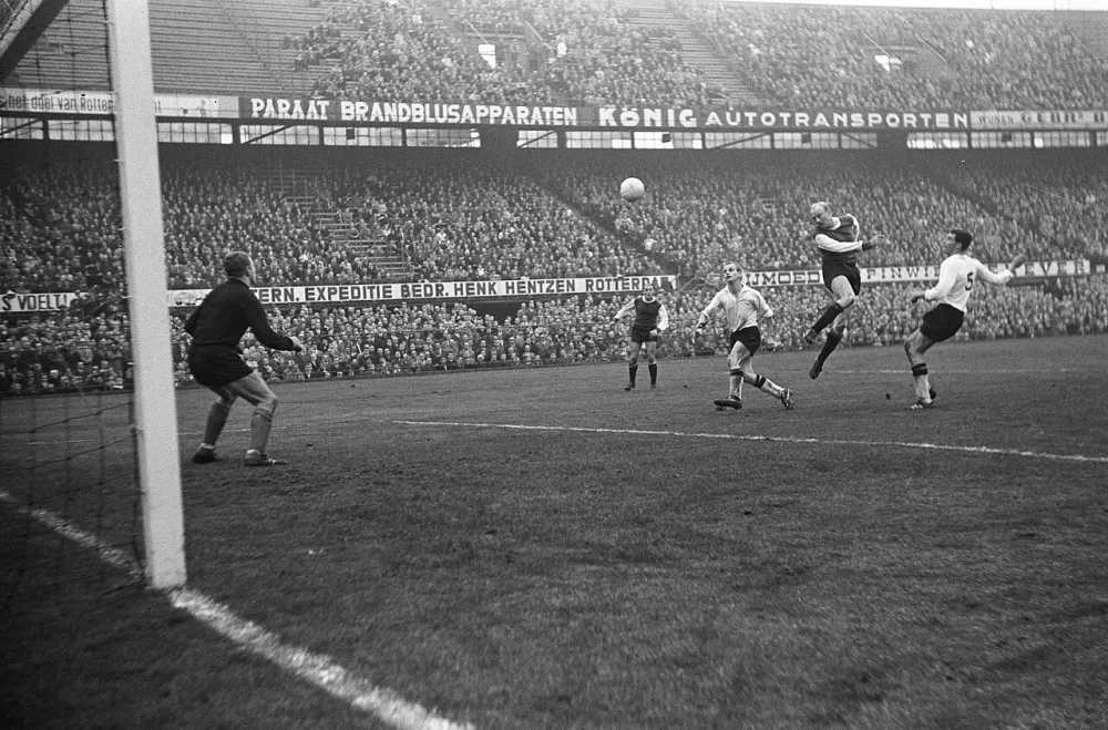 Feyenoord tegen NAC 5-1, Piet Kruiver kopt. Foto: Eric Koch / Anefo, Nationaal Archief (CC0).