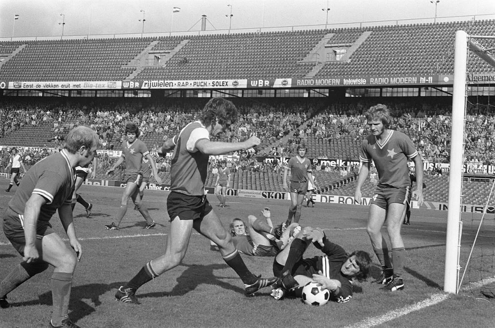 Feyenoord tegen MVV 3-1, Van Hanegem in duel met keeper Korver. Foto: Bert Verhoeff / Anefo, Nationaal Archief (CC0).