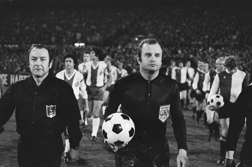 Feijenoord tegen Espagnol (Uefa); scheidsrechter. Foto: Hans Peters / Anefo, Nationaal Archief (CC0).