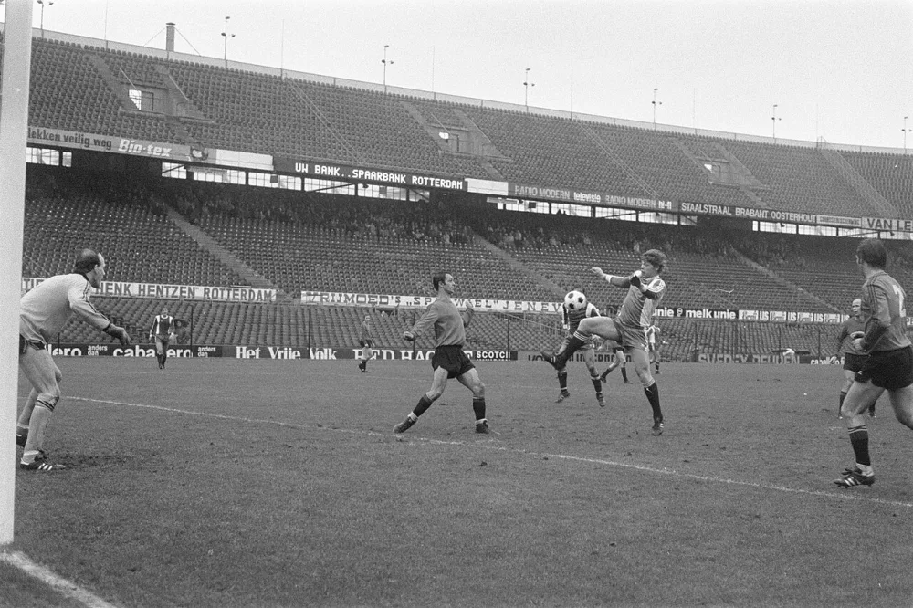 Feyenoord tegen BVV (KNVB), rechts Nico Jansen in actie. Foto: Hans Peters / Anefo, Nationaal Archief (CC0).
