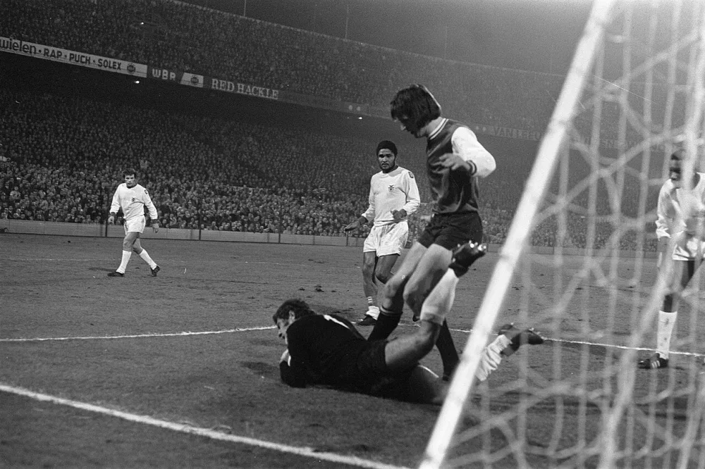 Feyenoord tegen Benfica 1-0, kwartfinale Europacup I ; spelmoment. Foto: Bert Verhoeff / Anefo, Nationaal Archief (CC0).