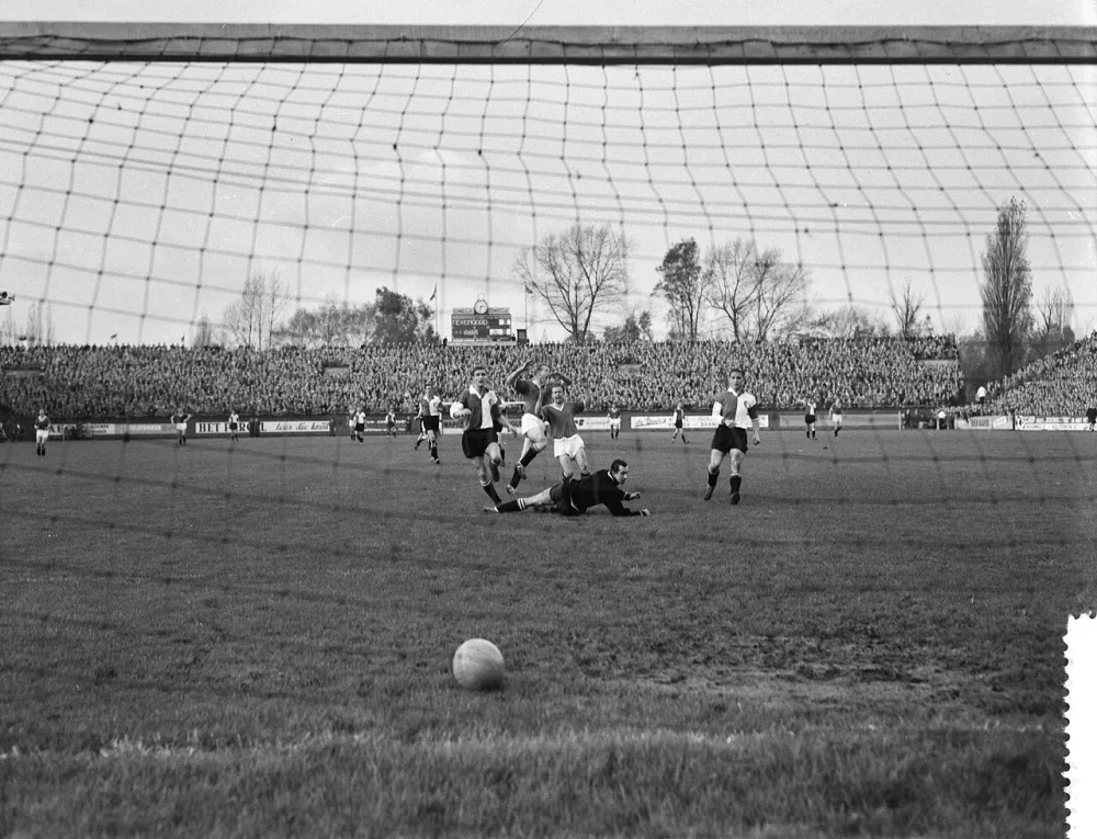 Ajax tegen Feyenoord 3-1, tweede doelpunt door Van der Kuil. Foto: Joop van Bilsen / Anefo, Nationaal Archief (CC0).