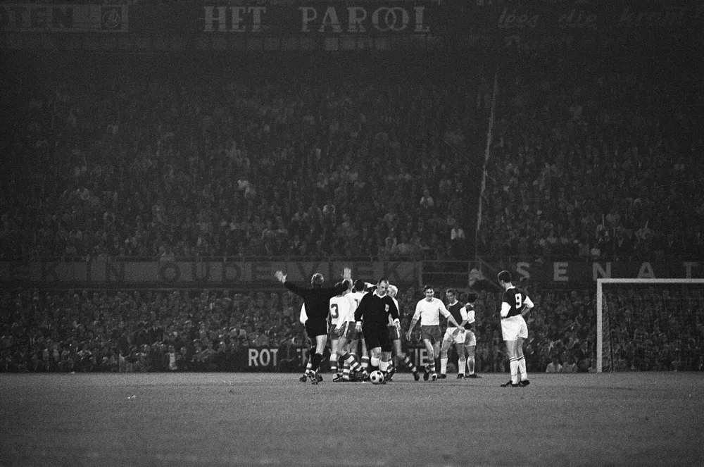 Feijenoord tegen PSV 1-1, in KNVB bekerfinale spelers feliciteren elkaar na de wedstrijd, scheidsrechter Dorpmans, Kindvall. Foto: Joost Evers / Anefo, Nationaal Archief (CC0).