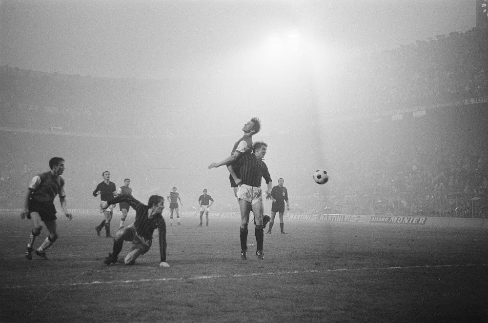 AC Milan tegen Feyenoord 1-0 Europa Cup I. Aanval Feyenoord. Henk Wery kopt de bal, links Kindvall. Foto: Eric Koch / Anefo, Nationaal Archief (CC0).