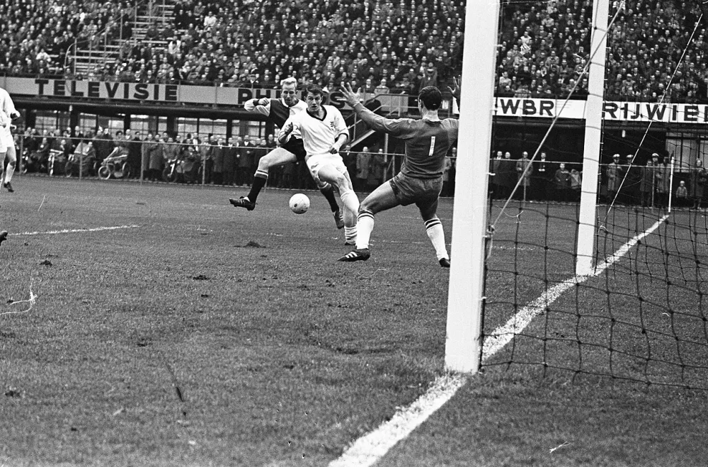 Feyenoord tegen Enschede 3-1. Henk Groot in duel met de Vries (Enschede). Foto: Winfried Walta / Anefo, Nationaal Archief (CC0).