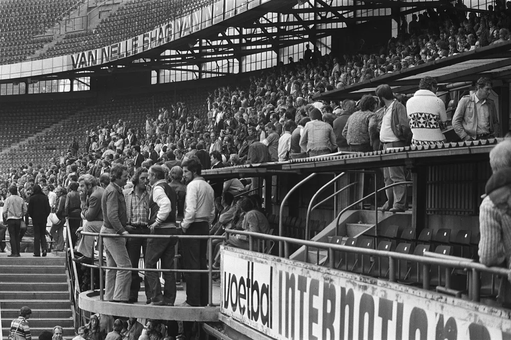 Stakende havenarbeiders bijeen in het Feijenoord stadion. Foto: Rob C. Croes / Anefo, Nationaal Archief (CC0).