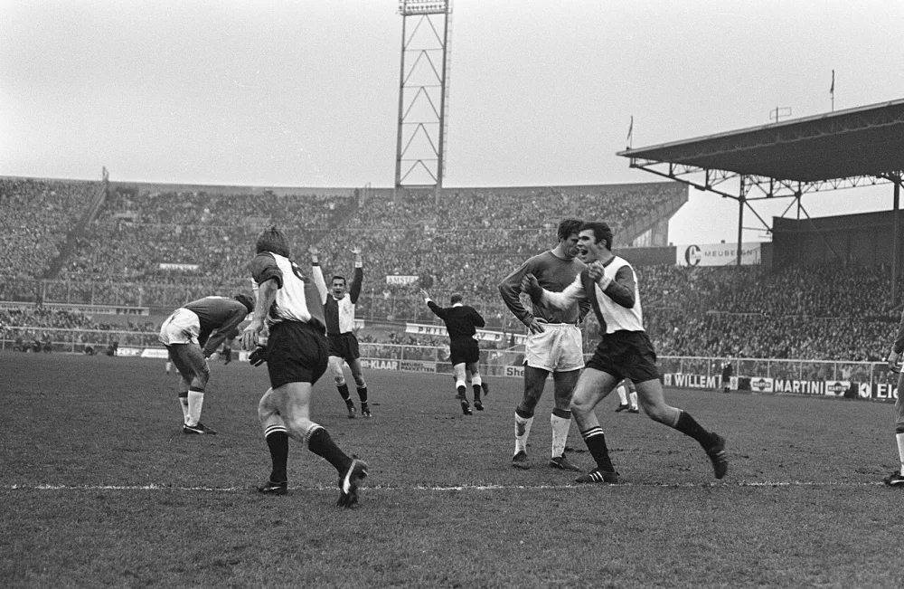 Ajax-Feyenoord 0-1 vreugde bij Feyenoord na doelpunt, v.l.n.r. Hulshoff (Ajax), Wery, Kindvall, Vasovic (Ajax) en Van Hanegem. Foto: Ron Kroon / Anefo, Nationaal Archief (CC0).