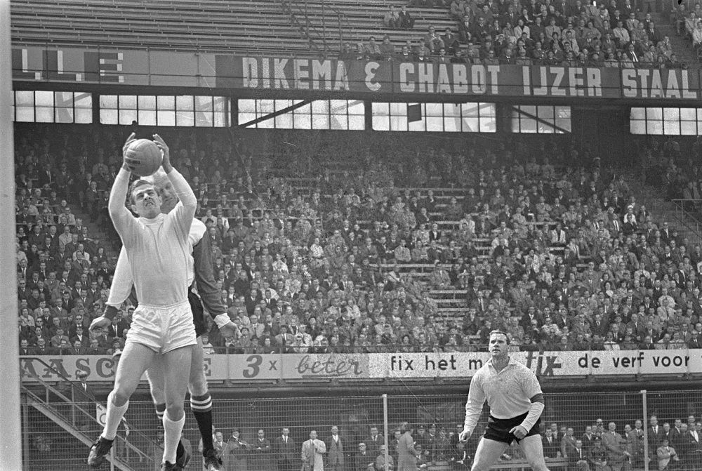 Feyenoord tegen DOS 4-1, Kruiver in duel met keeper Hoogeveen. Foto: Jac. de Nijs / Anefo, Nationaal Archief (CC0).