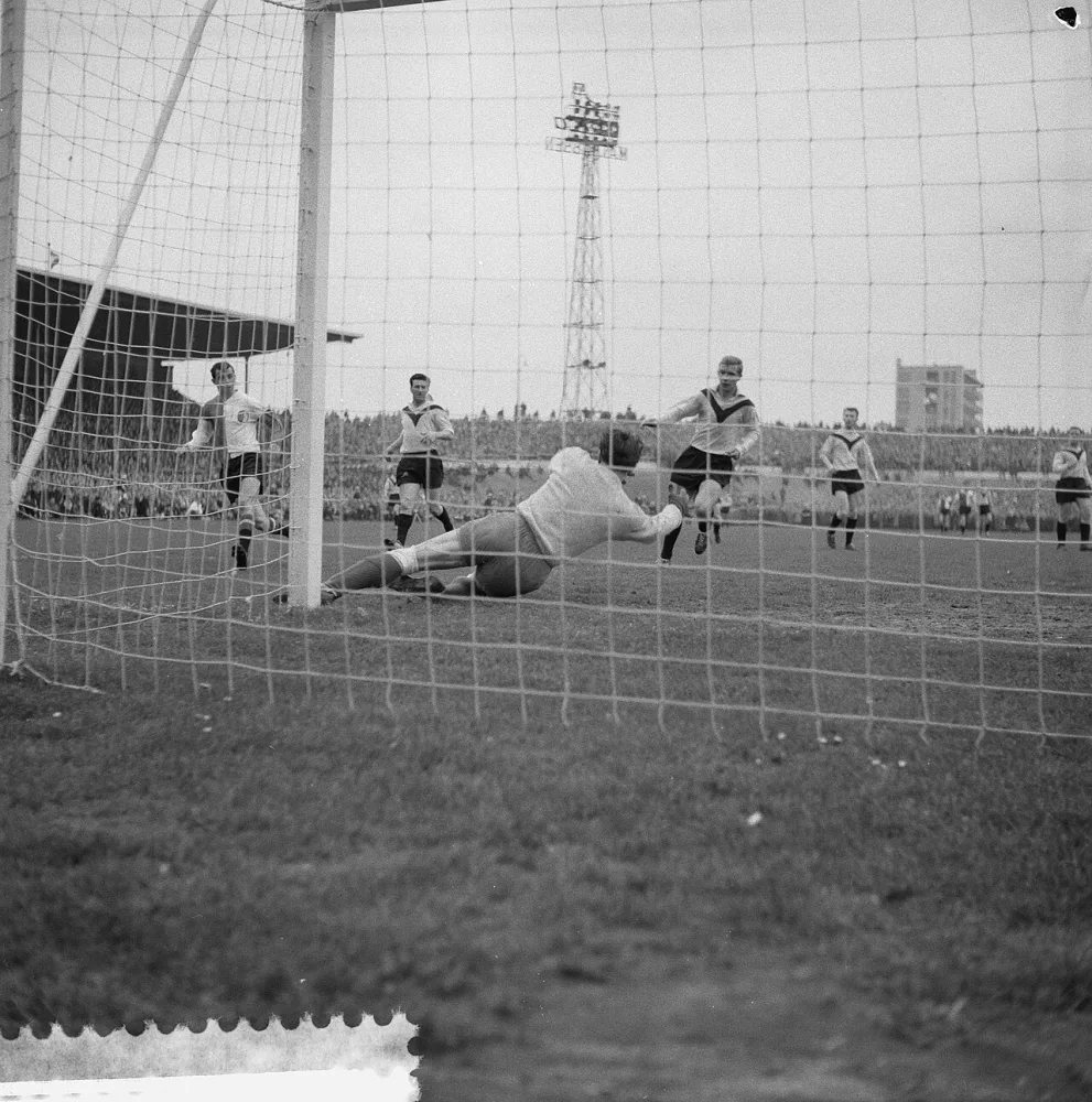 DOS tegen Feyenoord 0-1, v.l.n.r. Moulijn, Okhuysen (DOS), Kraay(DOS) en Voges (DOS). In het doel keeper Frans de Munck. Foto: Herbert Behrens / Anefo, Nationaal Archief (CC0).