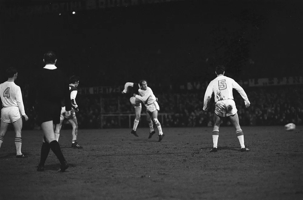Feyenoord tegen Go Ahead 0-0. Wim van Hanegem in aktie. Foto: Rob Mieremet / Anefo, Nationaal Archief (CC0).