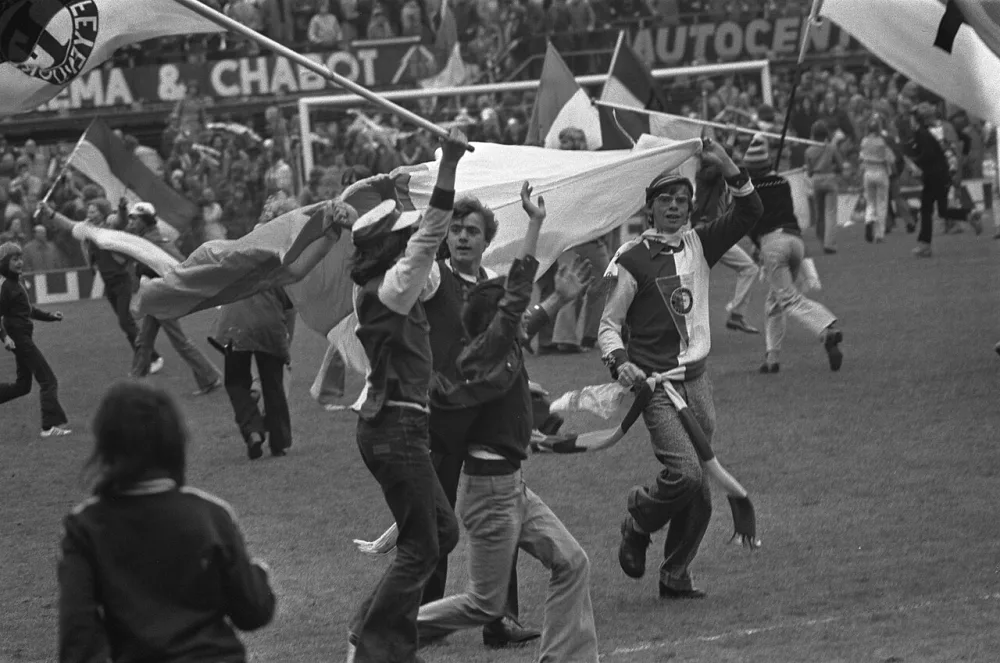 Feyenoord tegen FC Twente 3-2, (Feyenoord kampioen), juichende Feyenoord supporters. Foto: Rob Mieremet / Anefo, Nationaal Archief (CC0).