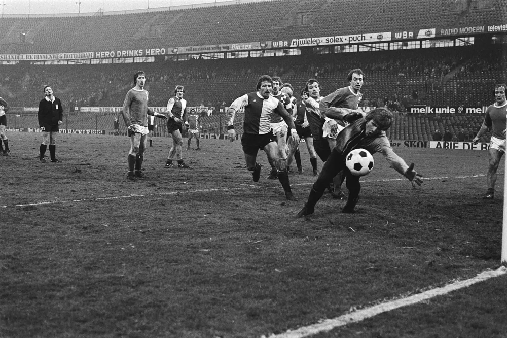 Feijenoord tegen FC VVV 1-1; Kreuz kijkt naar reddingsaktie keeper. Foto: Hans Peters / Anefo, Nationaal Archief (CC0).