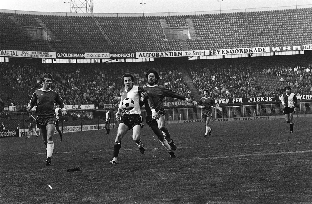 Feyenoord tegen Volendam 2-0, Jonk (r) met Feyenoorder. Foto: Rob C. Croes / Anefo, Nationaal Archief (CC0).