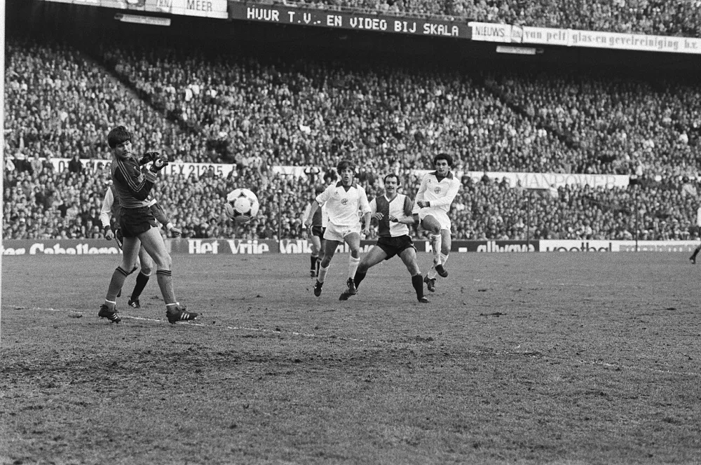 Feyenoord tegen Ajax in de Kuip 2-2. Vanenburg (r.) scoort voor Ajax, (l.) Joop Hiele, Feyenoord-doelman, Jesper Olsen. Foto: Marcel Antonisse / Anefo, Nationaal Archief (CC0).