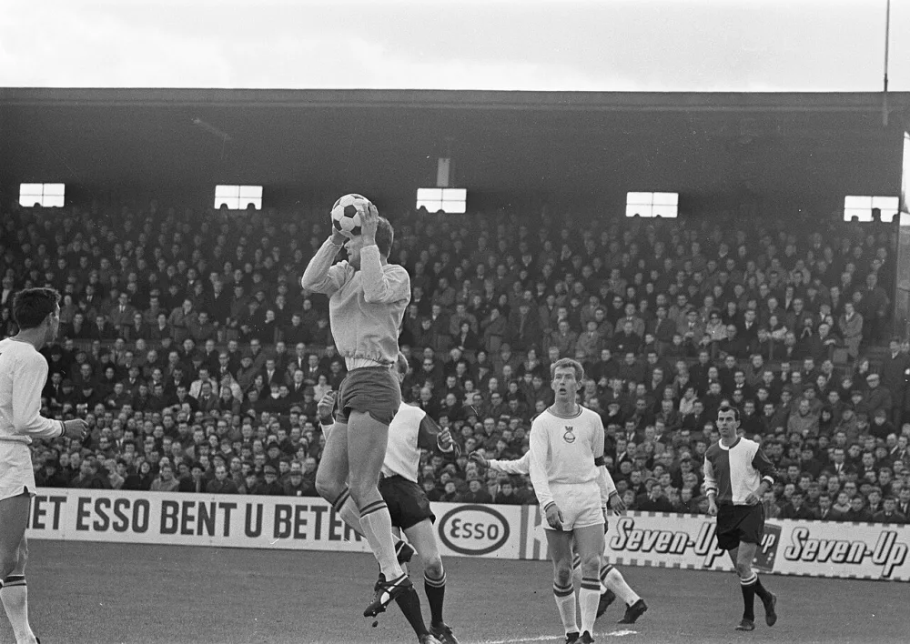 Go Ahead tegen Feyenoord 1-0, Geerts (F) in duel met Warnas. Foto: Jac. de Nijs / Anefo, Nationaal Archief (CC0).