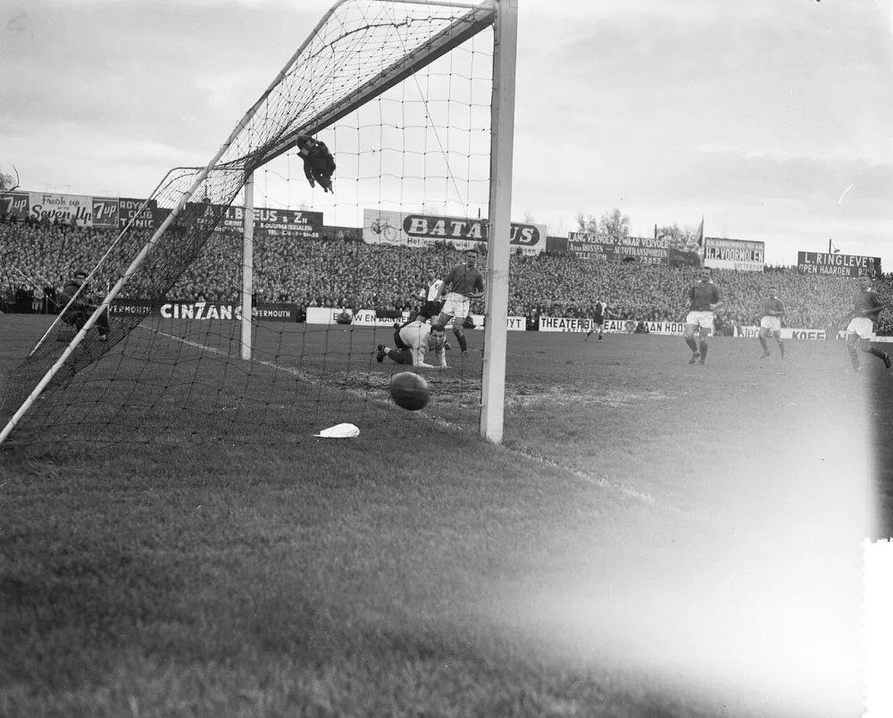 Sparta tegen Feyenoord, eerste doelpunt van Feyenoord doo Van der Gijp , midden Schilder en op de voorgrond Van Dijk. Foto: Herbert Behrens / Anefo, Nationaal Archief (CC0).