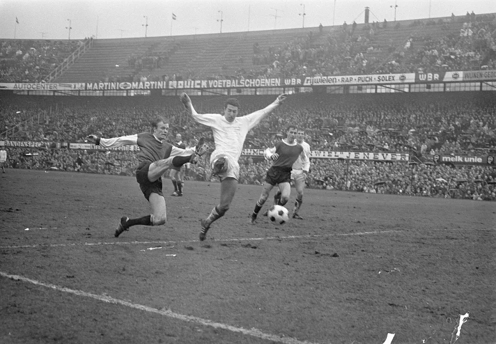 Feyenoord tegen Go Ahead 4-0 Geels komt net iets te laat om te scoren, rechts Kindvall. Foto: Bert Verhoeff / Anefo, Nationaal Archief (CC0).