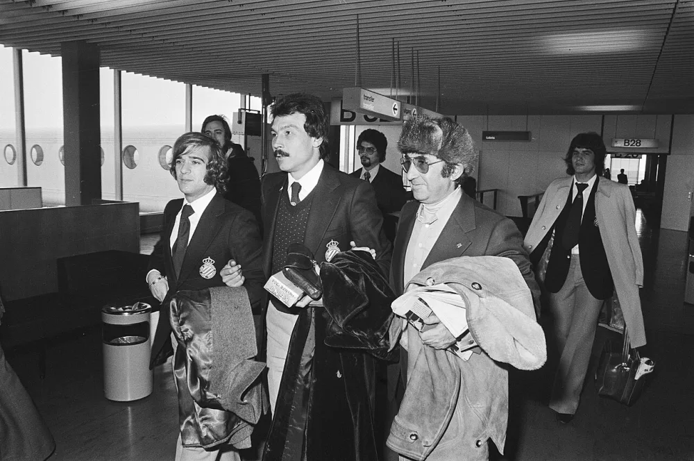 Elftal Espagnol op Schiphol i.v.m. wedstrijd tegen Feijenoord; Amaldo met aanvoerder De Felipe (r). Foto: Rob C. Croes / Anefo, Nationaal Archief (CC0).
