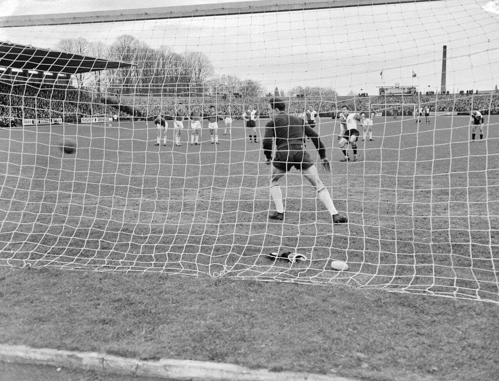 Willem II tegen Feyenoord, penalty voor Feyenoord. Foto: Wim van Rossem / Anefo, Nationaal Archief (CC0).