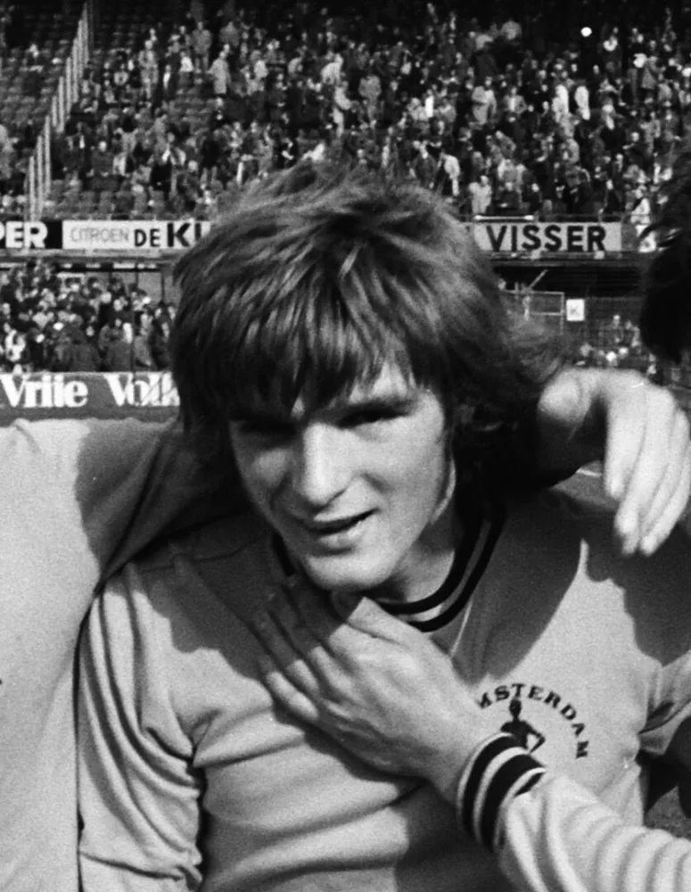 Feyenoord tegen FC Amsterdam 1-2, Otto verlaat juichend het veld. Foto: Bert Verhoeff / Anefo, Nationaal Archief (CC0).