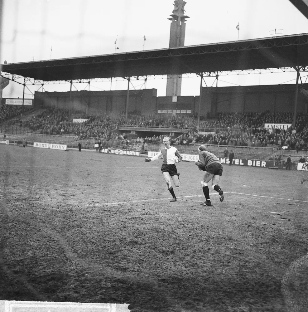 Voetbal. Blauw-Wit tegen Feyenoord 1-7. Blauw-Wit keeper Van Heeswijk vangt bal voor Piet Kruiver. Foto: Jac. de Nijs / Anefo, Nationaal Archief (CC0).