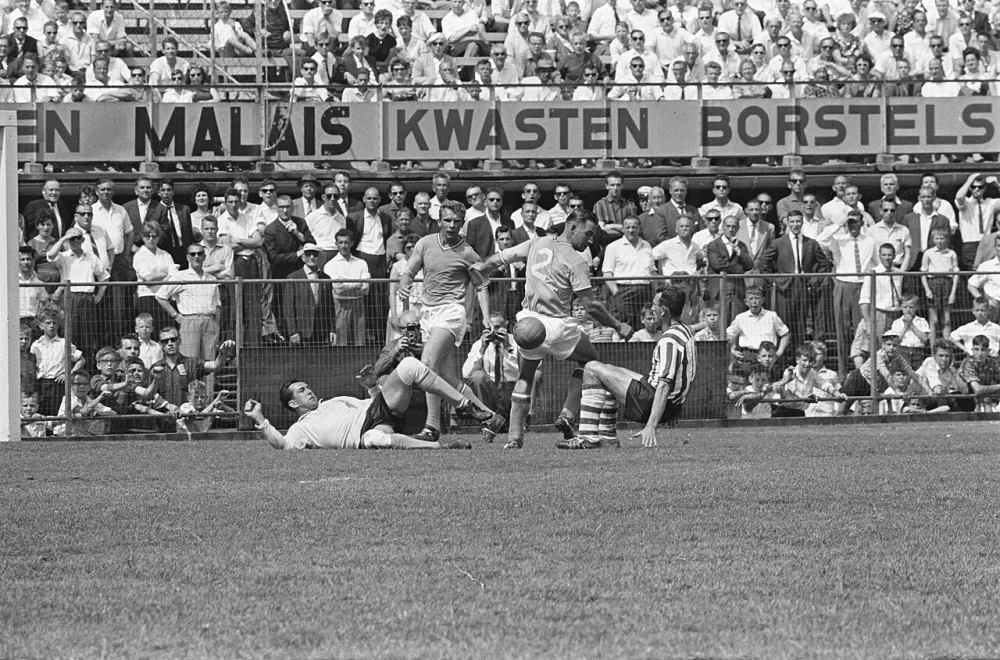 Feijenoord tegen Sparta, voor Feijenoorddoel Pieter Graafland, dan Kraay, Kerkum en Bodzar (Sparta). Foto: Eric Koch / Anefo, Nationaal Archief (CC0).