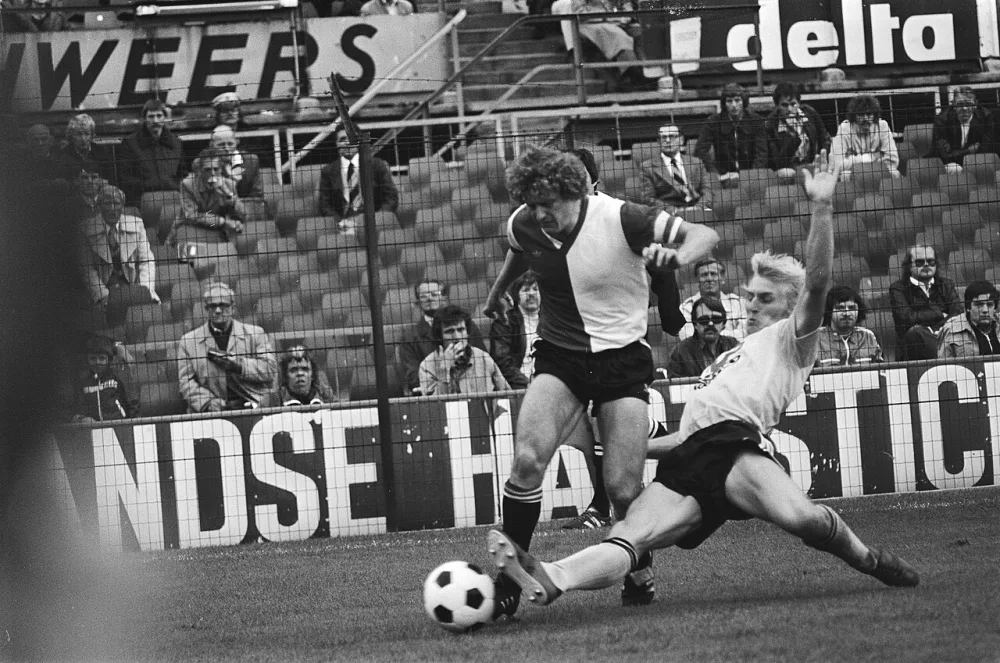 Feyenoord tegen NEC 0-0, Wim Jansen in duel met Sije Visser. Foto: Hans Peters / Anefo, Nationaal Archief (CC0).