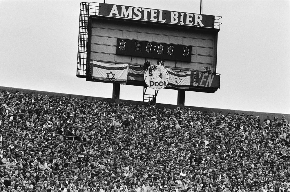 F-side van Ajax met Israëlische vlaggen en een vlag "Jews Forever". Foto: Rob Bogaerts / Anefo, Nationaal Archief (CC0).