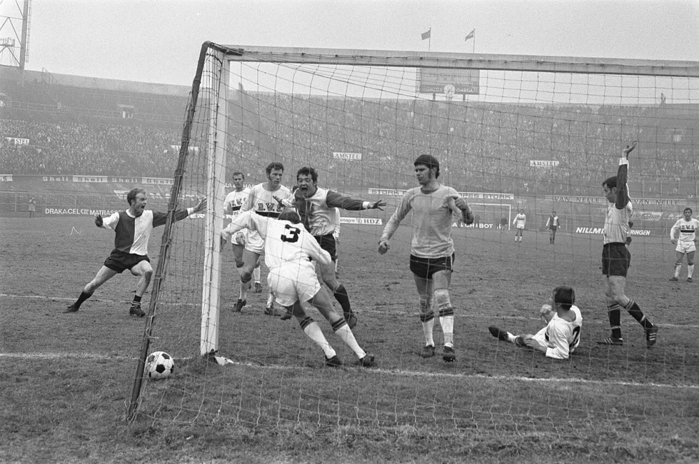 DWS tegen Feyenoord 0-3. Eerste doelpunt van Feyenoord. Foto: Bert Verhoeff / Anefo, Nationaal Archief (CC0).