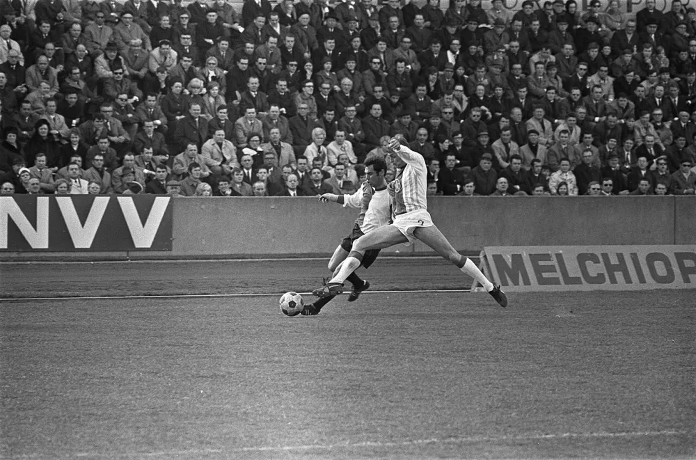 MVV tegen Feyenoord 1-1. Sprong van Geels, links keeper Korver (MVV). Foto: Bert Verhoeff / Anefo, Nationaal Archief (CC0).