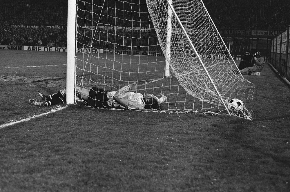 Feyenoord tegen Ruch Chorzow 3-1, doelman Treytel ligt het doel. Foto: Hans Peters / Anefo, Nationaal Archief (CC0).