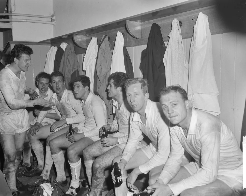 Ajax tegen Feyenoord (juichende spelers van Ajax). Foto: Joop van Bilsen / Anefo, Nationaal Archief (CC0).