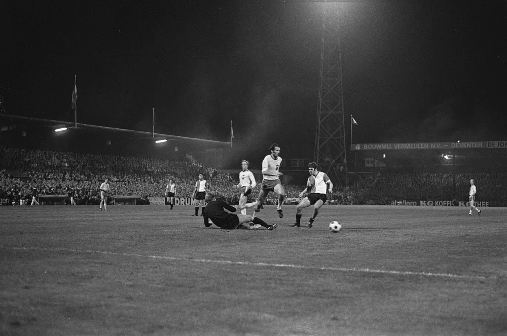 Go Ahead tegen Feijenoord 1-2, aktie. Foto: Joost Evers / Anefo, Nationaal Archief (CC0).